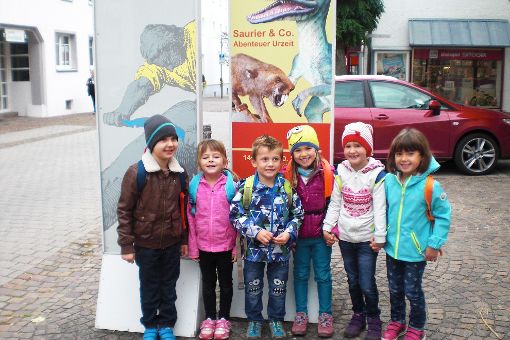 Zu Gast bei den Dinos: Den Margrethausener Kindern hat die Ausstellung in Balingen gut gefallen. Foto: Roth Foto: Schwarzwälder-Bote