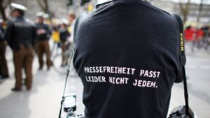 Ein Fotograf trägt am Rande einer Demonstration ein T-Shirt mit einem Slogan für die Pressefreiheit. Foto: picture alliance/dpa/Oliver Berg