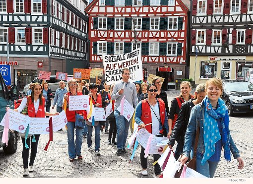 Mit Denkzetteln sind gestern Erzieherinnen und Sozialarbeiter zum Rathaus marschiert. Foto: Fritsch