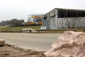 Die Steine am Fluggelände und beim DHL-Frachtpostzentrum sind die Antwort der Gemeinde auf Parksünder. Foto: Feinler