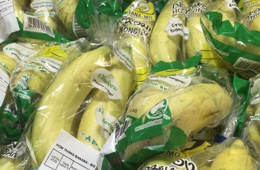Sie bringen viele zum Kopfschütteln: in Plastik verpackte Bananen.  Foto: dpa