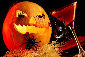 Mit schaurigen Getränken wird die Halloween-Party noch stilechter. Foto: Pressmaster/ Shutterstock