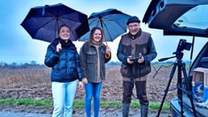 Elena Kathmann (links), Diana Jägle und Klaus Niehüser suchen mit einer Drohne nach Kitzen. Foto: Merz