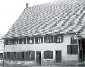 Das alte Schulgebäude in Herrenzimmern anno 1919. Hier unterrichtete Hermann Schlaich. Foto: Schwarzwälder Bote