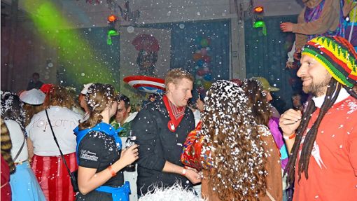Auf der Tanzfläche freut man sich ob des Konfetti-Regens. Foto: Priska Dold