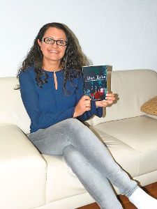 Christine Reiser freut sich über ihr erstes Buch. Foto: Werthenbach Foto: Schwarzwälder-Bote
