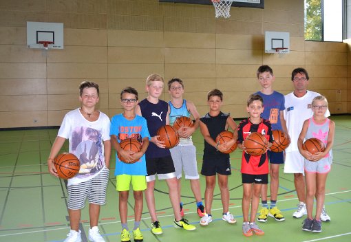 Mit  dem Basketball freundeten sich Jugendliche beim Kinderferienprogramm an.  Foto: Reinhardt Foto: Schwarzwälder-Bote