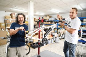 Steffen Faulhaber (links) und Alex Österle bei der Montage eines ben-e-bikes. Foto: Nädele Foto: Schwarzwälder Bote
