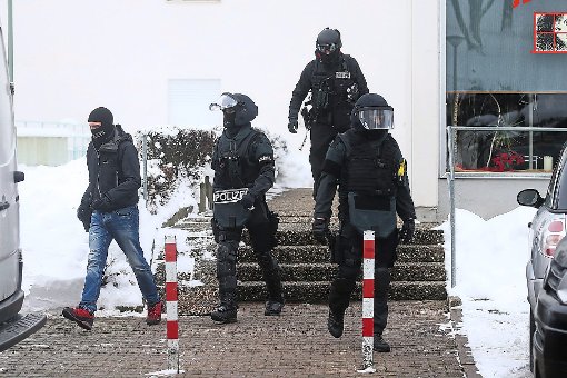 Schwer bewaffnete SEK-Beamte sorgten im Adlerring am Donnerstag für Aufregung. Foto: Eich