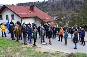 Eine zahlenmäßig ansehnliche Gruppe begleiteten den Sulzer Bürgermeister Jens Keucher auf dem Dorfrundgang. Foto: Herold Schwind
