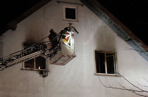 Beim Brand in einer Dachgeschosswohung in Ebersbach (Kreis Göppingen) ist in der Nacht auf Donnerstag ein Sachschaden von 100.000 Euro entstanden. Foto: www.7aktuell.de | Christian Schlienz