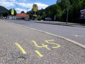 Striche auf der Bundesstraße zeigen, wo sich der tragische Unfall ereignet hat.   Foto: Schwenk