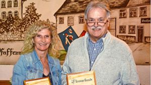 Für ihre jahrzehntelangen Verdienste um den Judo-Club Pfaffenweiler werden Heike Burkard (links) und Jürgen Gampp   zu Ehrenmitgliedern ernannt. Foto: Willi Zimmermann