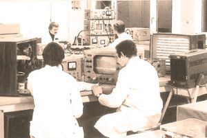 An alte Zeiten erinnern sich die ehemaligen Studenten. Hier ein Archivbild aus dem Jahr 1972. Es zeigt  das Labor Hochfrequenztechnik.   Foto: HFU Foto: Schwarzwälder Bote