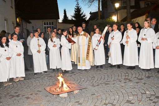 Dekan Alexander Halter feiert mit vielen Gläubigen die Auferstehung Jesu. Foto: Baiker Foto: Schwarzwälder Bote