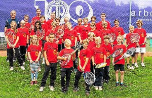Trainer Tilo Gerland (links) mit den zahlreichen Nachwuchsspielerinnen und -spieler beim Tenniscamp des TV Neufra. Foto: Frei Foto: Schwarzwälder-Bote
