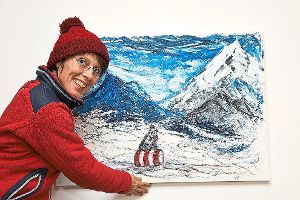 Sie sprudelt vor Ideen, die Tumlinger Malerin Karin  Letzgus. Weiß und blau dominieren in ihren aktuellen Winterbildern. Foto: Maier Foto: Schwarzwälder-Bote