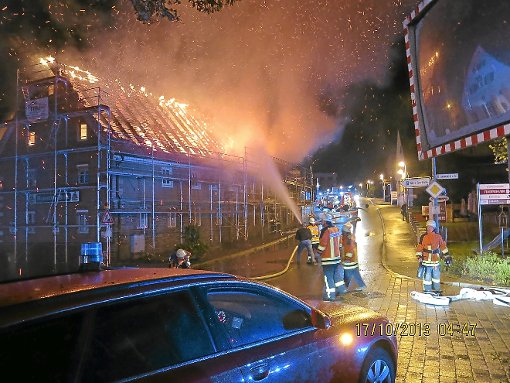 Insgesamt 80 Feuerwehrleute kämpften am frühen Morgen des 17. Oktobers gegen die Flammen, als der Dachstuhl der Traditionsgaststätte Wehle lichterloh brannte. Foto: Feuerwehr