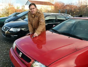 Händler Oliver Thum ist genervt von den Kratzer-Attacken auf seine Autos. Foto: Hopp Foto: Schwarzwälder-Bote