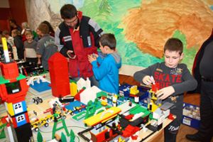 Eifrig gebaut wurde mit den bunten Legosteinen in der Kinderwerkstatt Eigen-Sinn.  Foto: Eigen-Sinn Foto: Schwarzwälder Bote