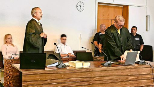 Den Prozessauftakt in Freiburg verfolgten beide Angeklagten ohne äußere Regungen. Foto: Stefanie Salzer-Deckert