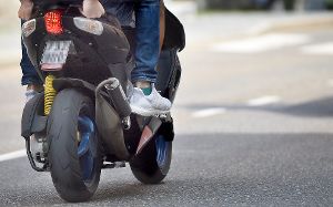 Bei einem Sturz ist ein Rollerfahrer in Fluorn-Winzeln schwer verletzt worden. (Symbolfoto) Foto: Nädele