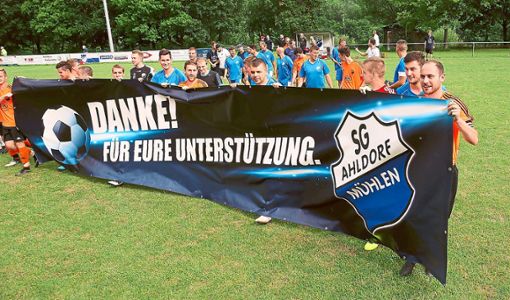 Bei den eigenen Anhängern bedankten sich die Spieler der SG Ahldorf-Mühlen nach dem letzten Saisonspiel.   Foto: Wagner