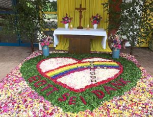 Die Frauengruppe und Ministranten gestalteten diesen schönen Blumenteppich.  Foto: Privat Foto: Schwarzwälder Bote