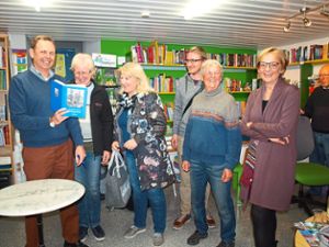 Tauschen sich mit vielen Kunden über das Buch und die Fasnet  aus: Olaf Haas (links) und Karin Werner (rechts).  Foto: Zieglwalner Foto: Schwarzwälder Bote