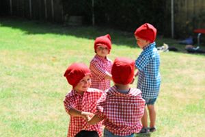 Die Jüngsten reisen in die Schweiz und tanzen zur Heidi-Musik. Foto: Kindergarten Foto: Schwarzwälder Bote