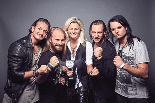 Die beste Band bei den Metal Hammer-Awards in Berlin: Kissin´Dynamite präsentiert stolz seinen Preis.   Foto: Schweiger Foto: Schwarzwälder Bote