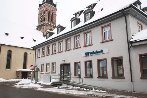 Die Volksbank Schwarzwald Baar Hegau gibt ihre Filiale in der Villinger Straße 1 in Vöhrenbach ganz auf. Foto: Reutter Foto: Schwarzwälder Bote