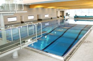 Schon jetzt sieht das neue Schwimmbecken im Hallenbad einladend aus. Feierlich eingeweiht wird es am Sonntag.  Foto: Huger