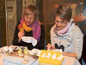 Die Hobby-Künstlerinnen Corina Schulakovsky und Silke Pietsch zeigten im Heimatmuseum, wie die handbemalten Ostereier entstehen. Foto: Priestersbach Foto: Schwarzwälder-Bote