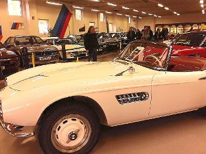 Ein Modell des sportlichen BMW 507 fuhr Elvis Presley während seiner Zeit als Soldat in Deutschland (links). Nur wenige Exemplare sind davon gebaut worden Ein Porsche-Pärchen unterschiedlicher Generation stellt sich dem Besucher zum Vergleich.  Fotos: Autosammlung Foto: Schwarzwälder-Bote