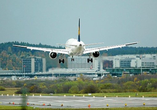 Ein Lufthansa-Flugzeug landet auf dem Flughafen in Zürich. Foto: Limina