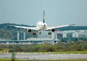 Ein Lufthansa-Flugzeug landet auf dem Flughafen in Zürich. Foto: Limina