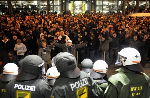 Polizeieinsätze im Stadion sollen in Baden-Württemberg auch weiterhin vom Land finanziert werden. Foto: dpa