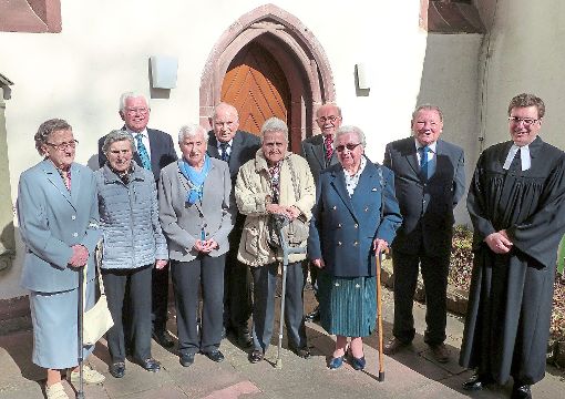 70 Jahre nach ihrer Konfirmation traten neun Sulzer noch einmal vor den Altar der Michaelskirche. Fotos: Stadler Foto: Schwarzwälder-Bote