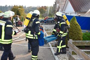 Dramatische Szenen gab es bei der Hauptübung der Feuerwehr Dettensee zu sehen.  Foto: Baiker Foto: Schwarzwälder Bote