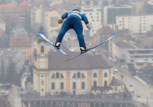 Was für ein Blick: Manuel Faißt hebt ab und kommt über Innsbruck ins Fliegen. Mit  der Weite haderte er am Ende etwas, der Baiersbronner landete nach 115,5 Metern.  Foto: Schmidt