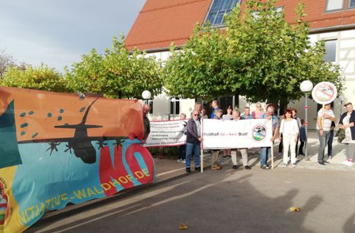 „Nö“ und „Walfhof tot -kein Brot“ steht auf den Transparenten der Demonstranten. Foto: Wiebke Jansen