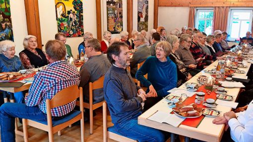 Im Saal des Isinger Gemeindehauses haben die älteren Mitbürger einen gemütlichen Nachmittag verbracht. Foto: Sigrid Lehmann