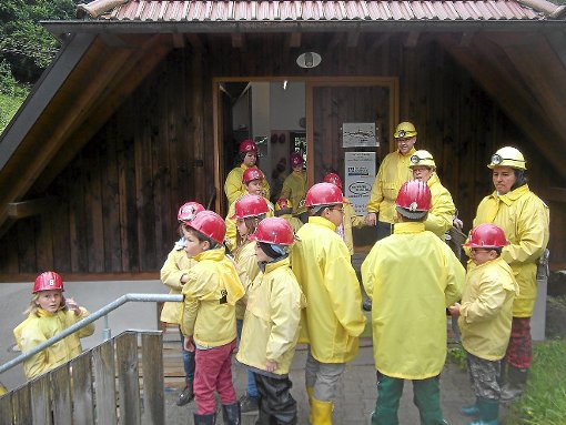 Die Kinder besichtigen gut ausgerüstet das Bergwerk in Oberwolfach. Foto: Strobel Foto: Schwarzwälder-Bote