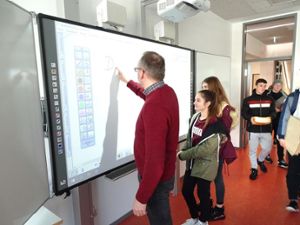 Zur Inneneinrichtung der neuen Klassenzimmer zählen auch moderne Whiteboards. Foto: Schönfelder