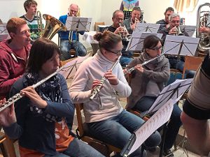 Die Neuheng­stetter Musiker proben eifrig für ihr Kirchenkonzert am Sonntag. Foto: Moroff Foto: Schwarzwälder-Bote