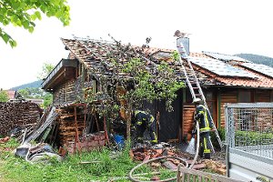 Viele ihrer Kollegen aus dem Kreis waren noch mit dem Großbrand in Pfalzgrafenweiler beschäftigt, da musste auch die Feuerwehr Baiersbronn ausrücken – in die Sankenbachstraße. Foto: Haier
