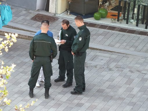 Die Polizei führte am Dienstagnachmittag in der Ebinger Innenstadt Personenkontrollen durch. Foto: Eyrich