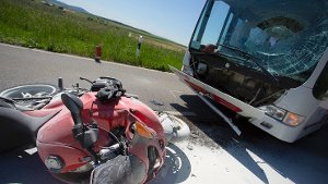 Mit Linienbus kollidiert - Biker schwer verletzt