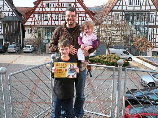 Bernd Killinger mit Sohn Levy, Tochter Henriette und dem neuen Buch. Foto: Cools Foto: Schwarzwälder-Bote